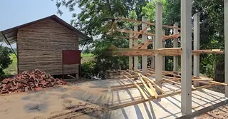 টাকার বিনিময়ে অন্য হাতে যাচ্ছে পেঁয়াজ সংরক্ষণের মডেল ঘর